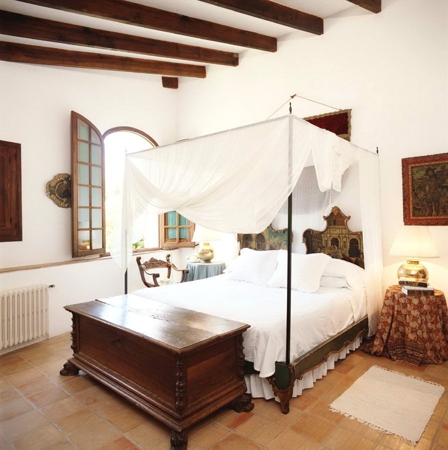 Спальня в романском стиле