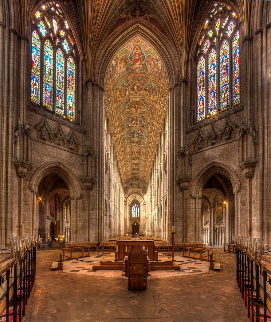Интерьер готического собора