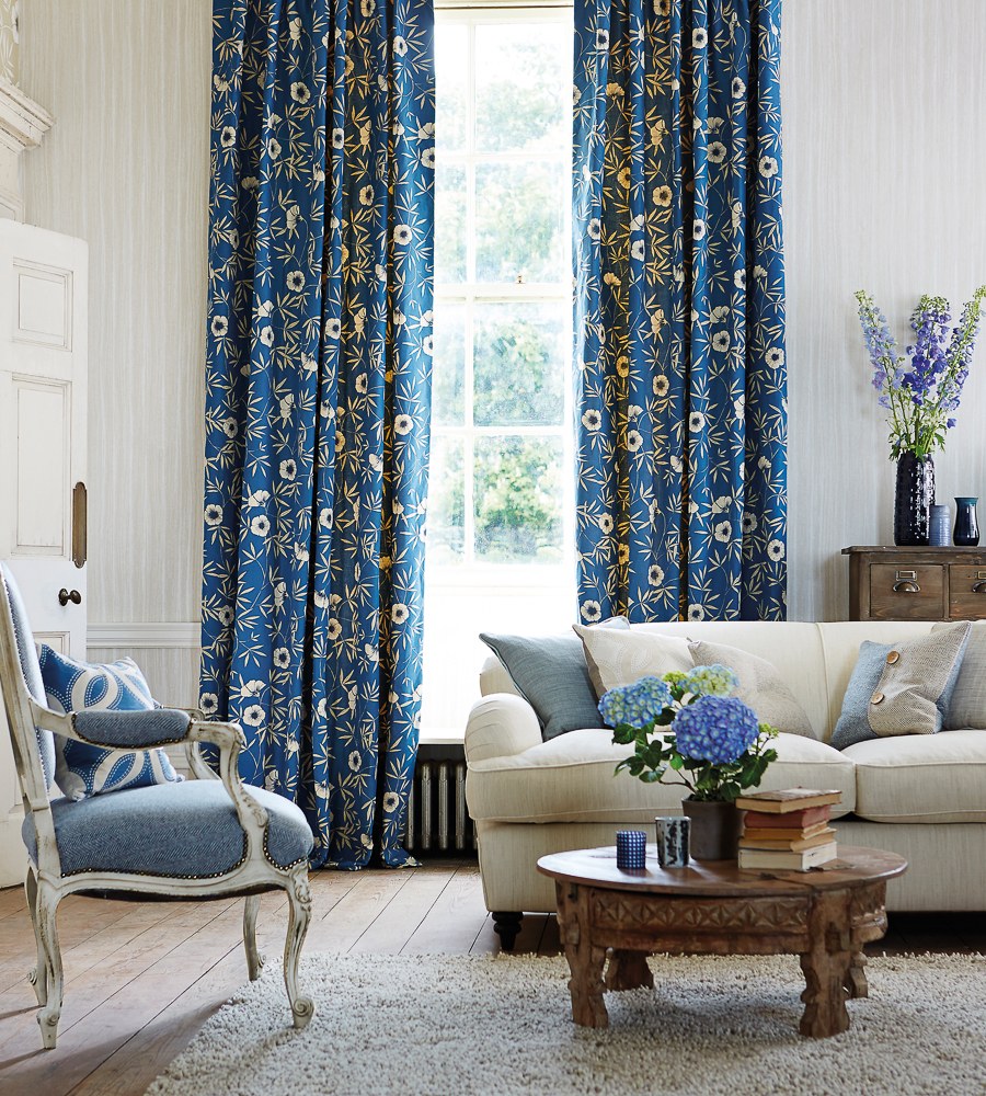 Синие шторы в бежевом интерьере