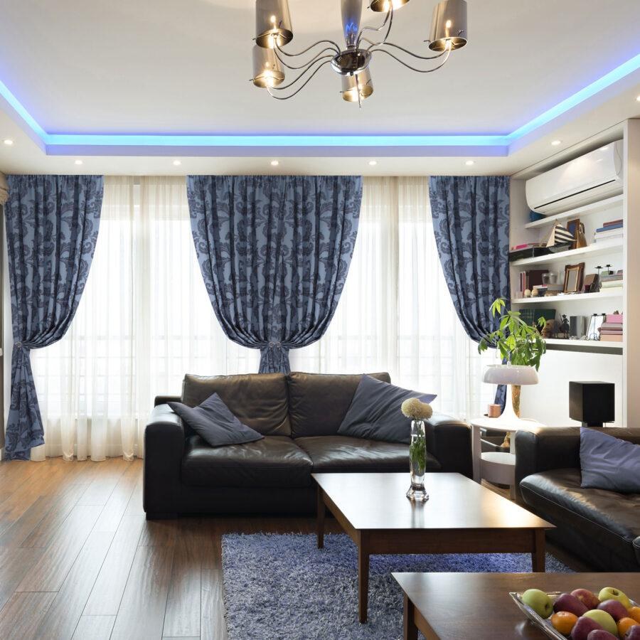 Синие шторы в интерьере гостиной в доме