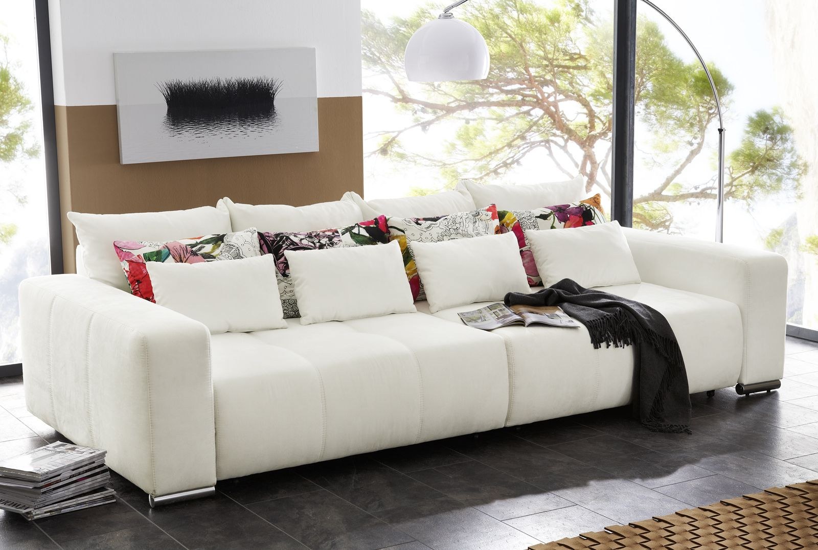 Фото дивана с подушками. Подушка для дивана. Диван с мягкими подушками. Белый диван с подушками. Мягкие диваны для гостиной с подушками.