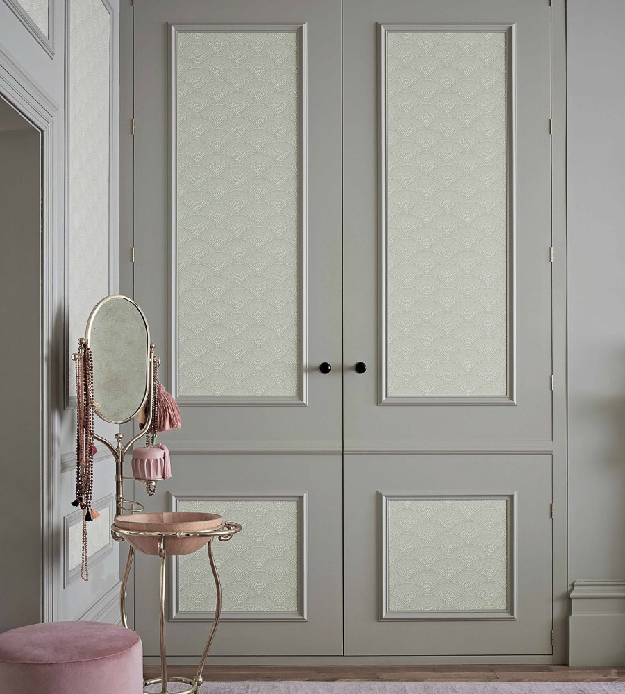 Шкаф с молдингами