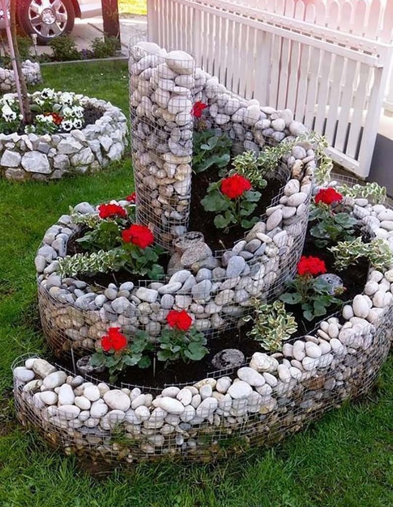 Многоуровневая клумба из камня