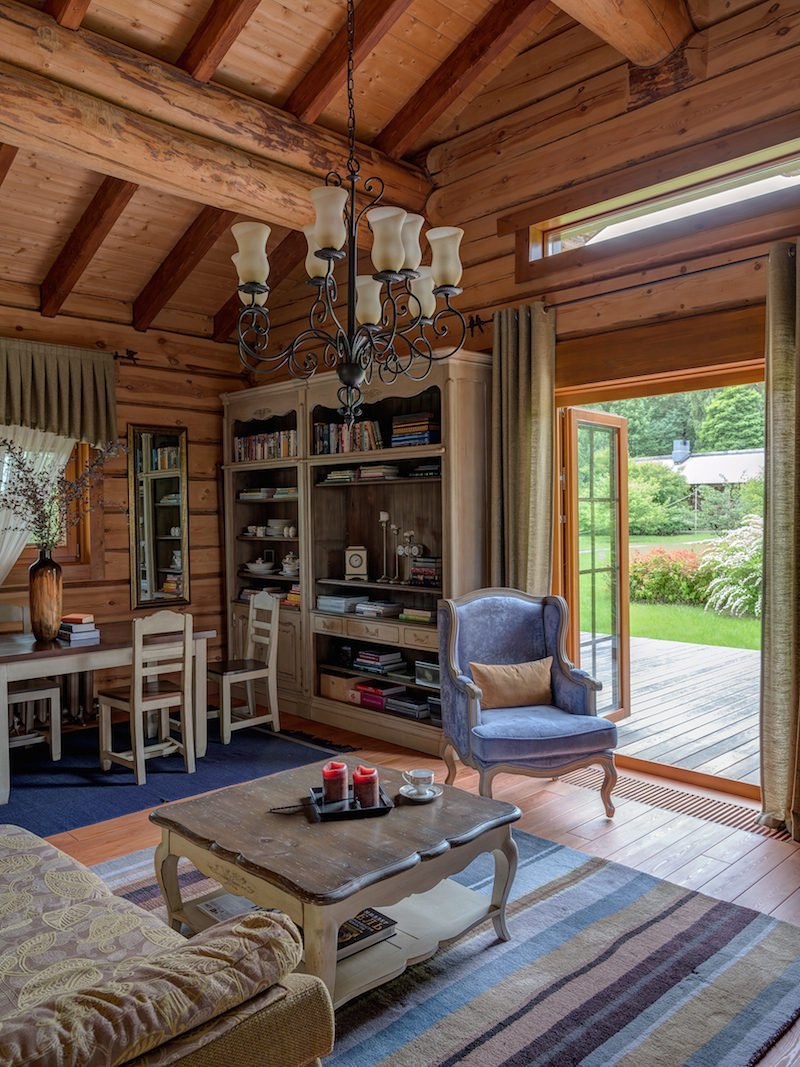 Деревянный домик изнутри