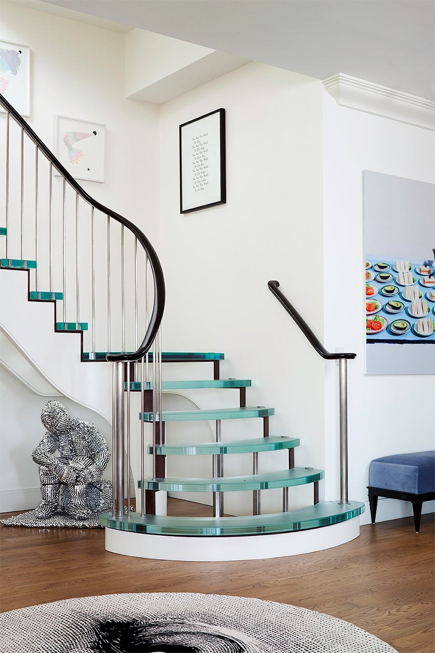 Лестницы со стеклянными перилами в деревянном доме