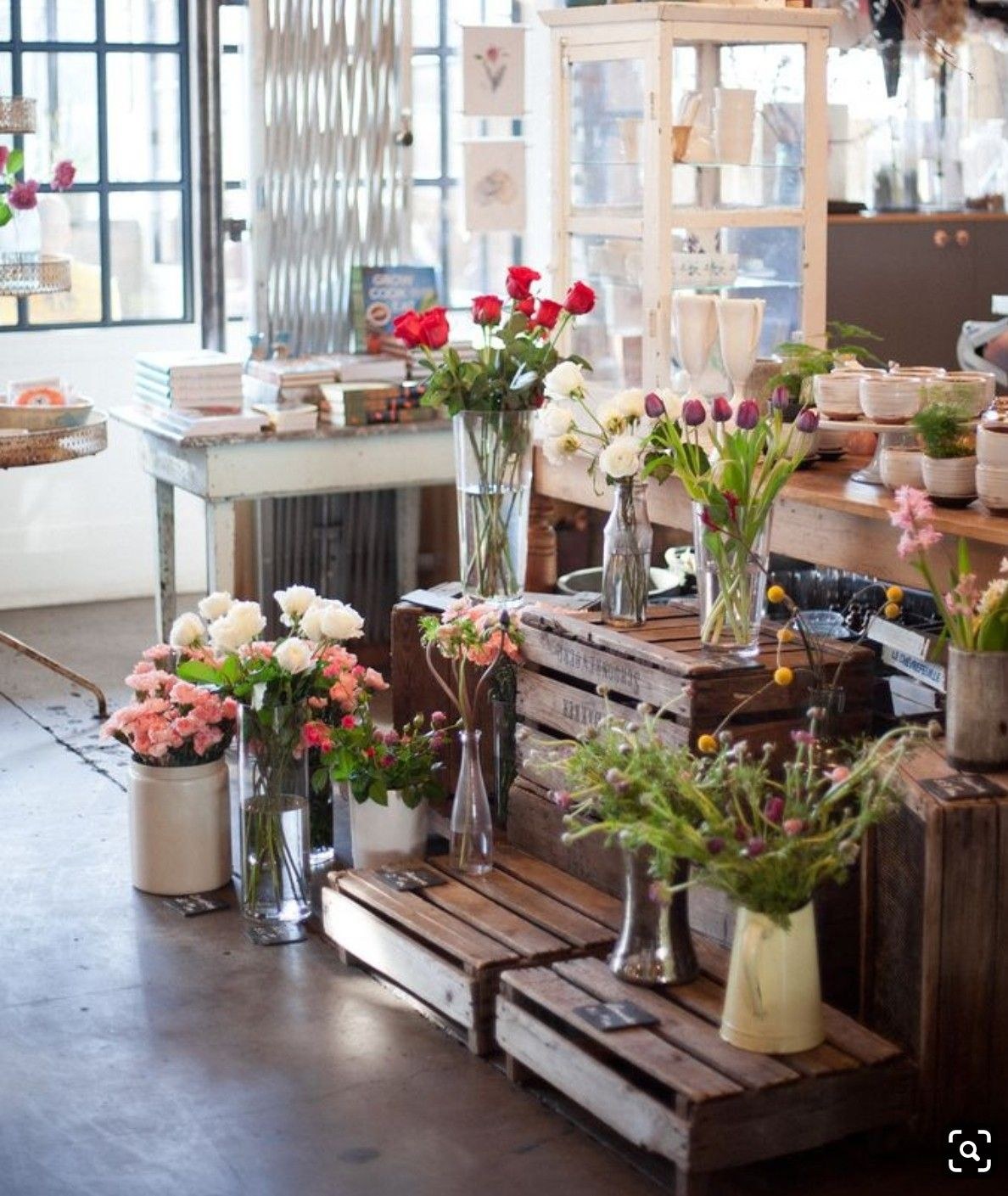 My flower shop. Салон цветов интерьер. Интерьер магазина цветов. Интерьер цветочного магазина. Цветочный магазин в стиле лофт.