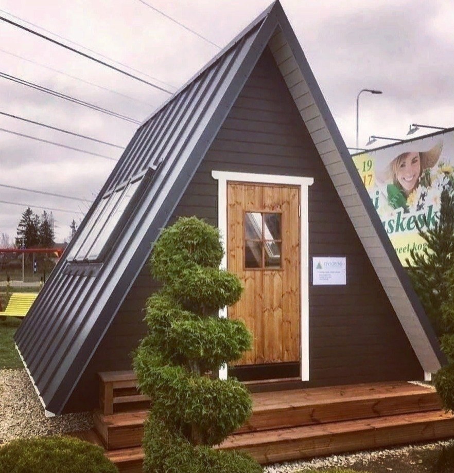 Треугольный домик для дачи