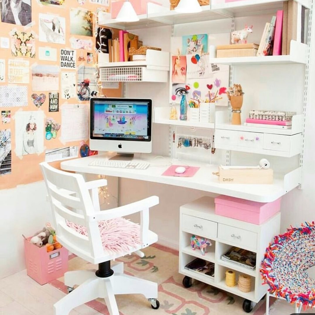 Как можно сделать рабочий стол. Декор для письменного стола для девочек. Стол для девочки в комнату. Стол для девочек в комнату письменный. Стол для подростка девочки.