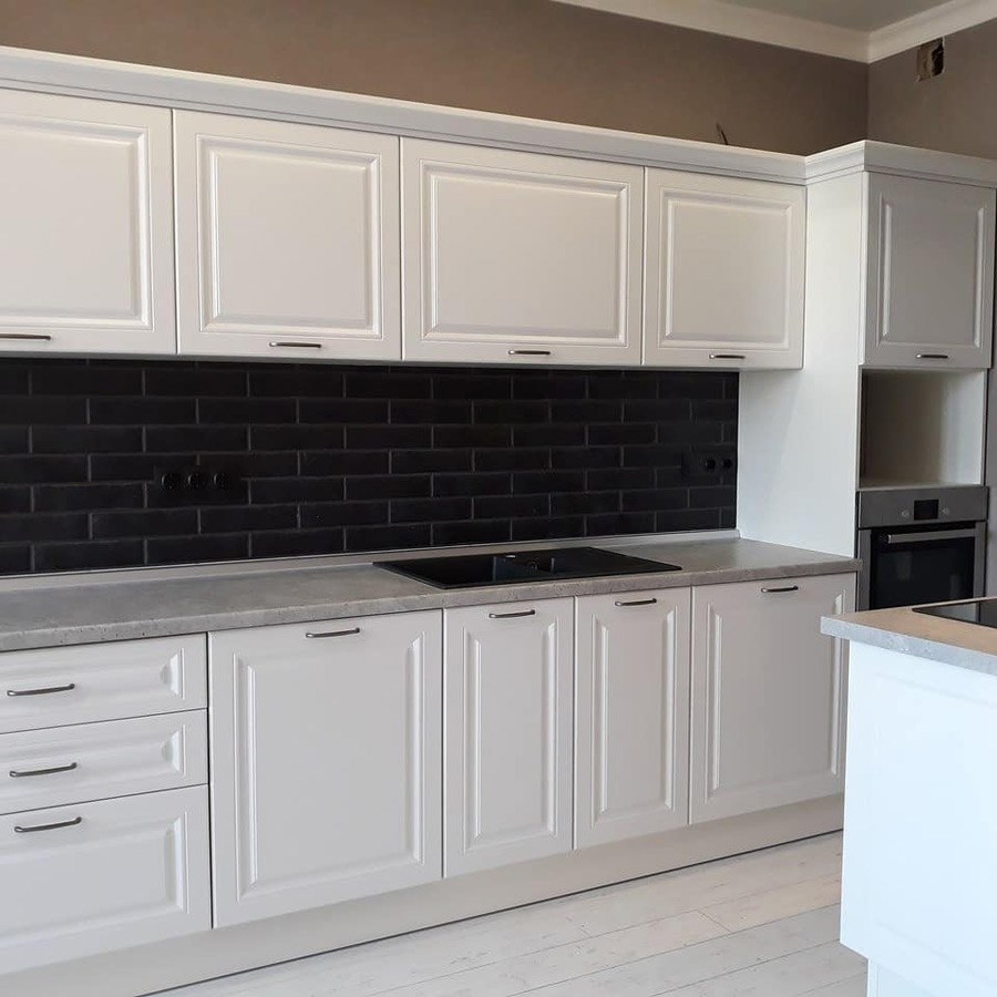 Белая кухня с фрезеровкой