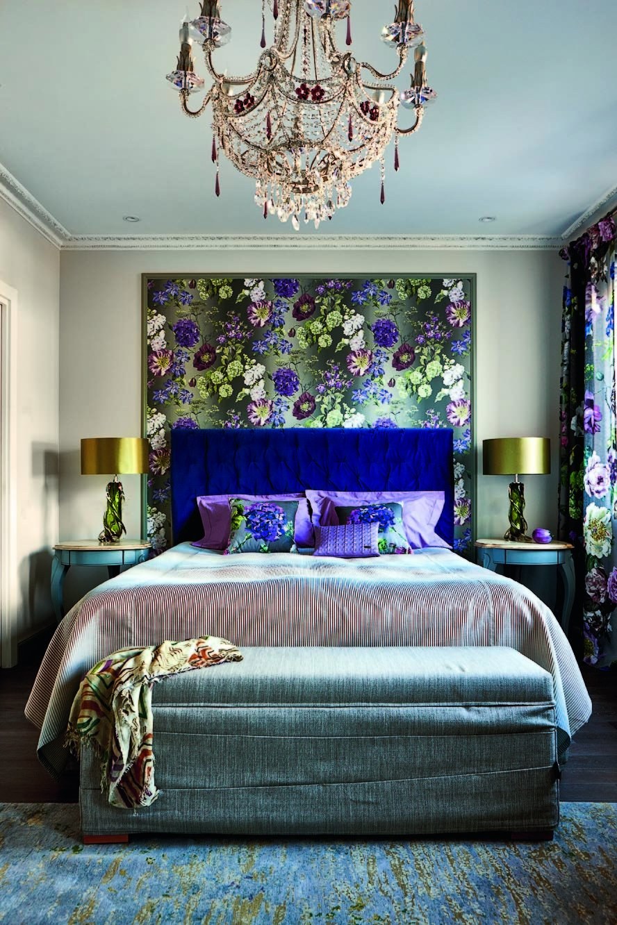 Панно над изголовьем кровати