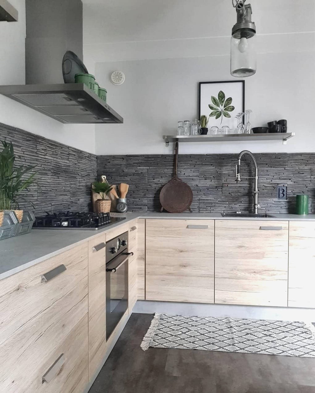 кухня без навесных шкафов современный стиль в доме