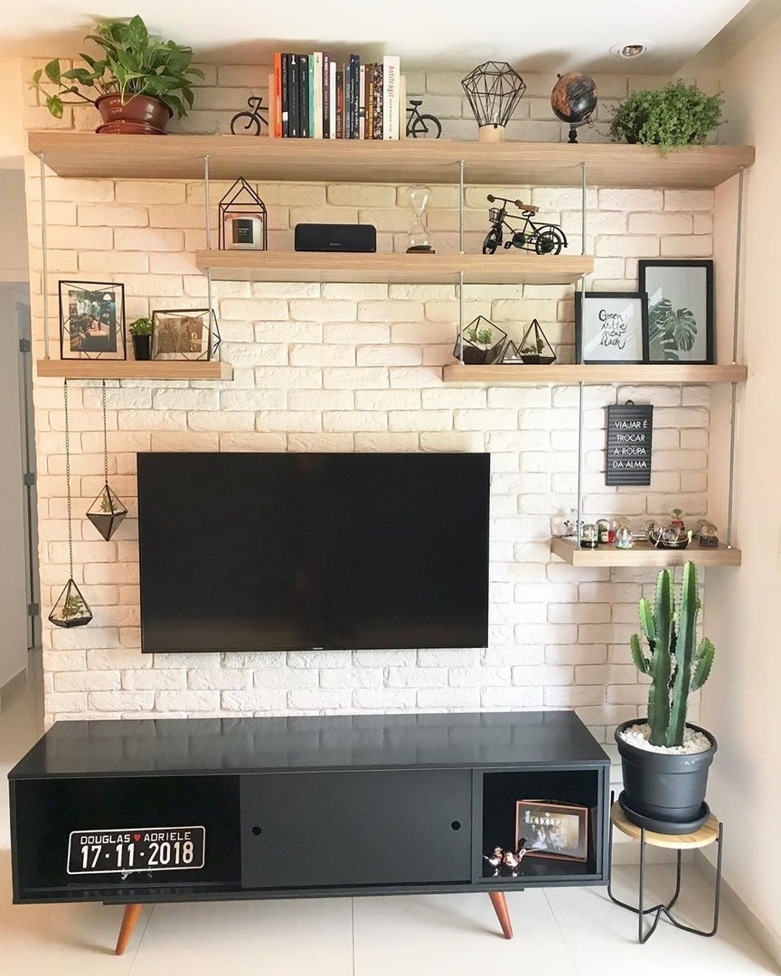 Полочки вокруг телевизора