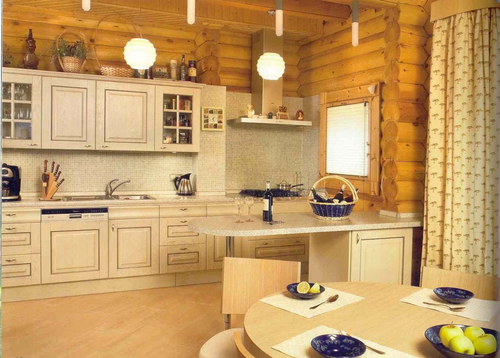 Рубленные кухни. Кухня в деревянный дом оцилиндрованного бревна. Кухня в деревянном доме. Кузн в деревянном доме. Отделка кухни в деревянном доме.