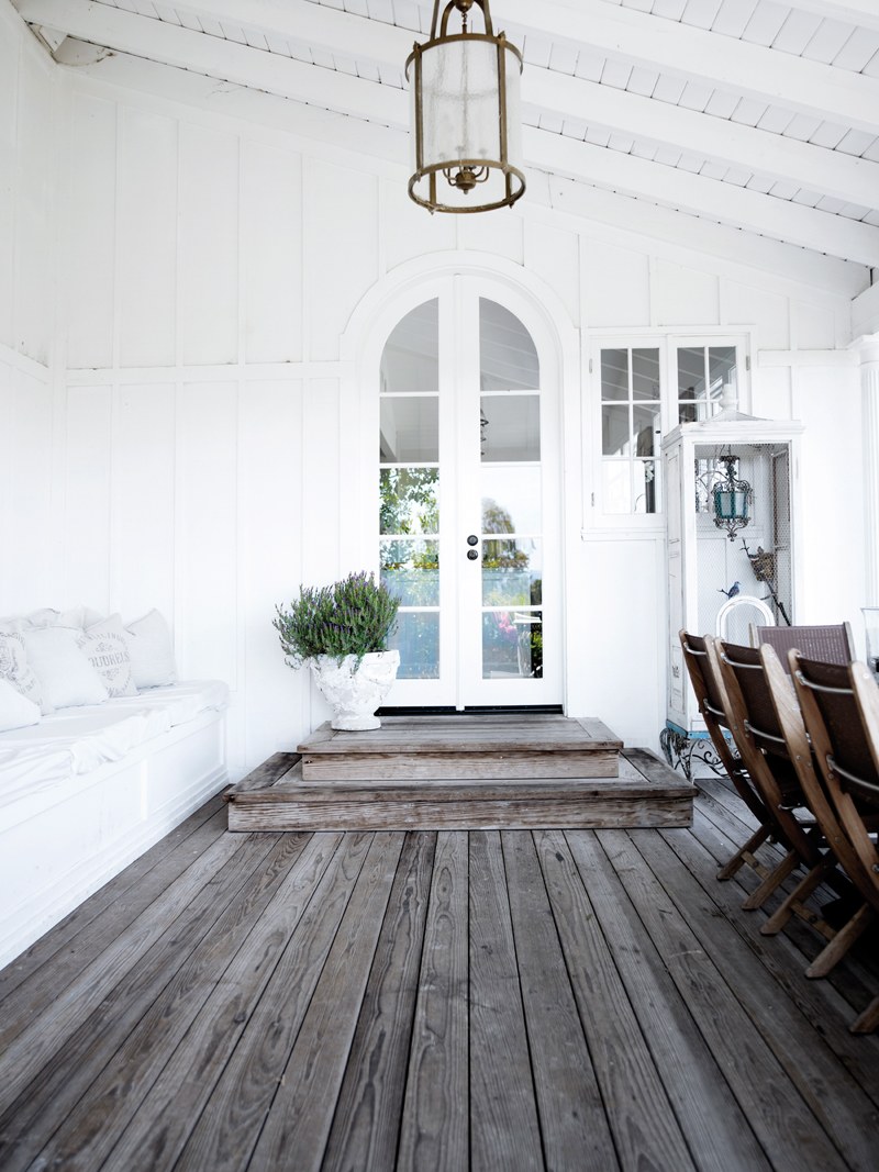 Интерьер белый с деревом