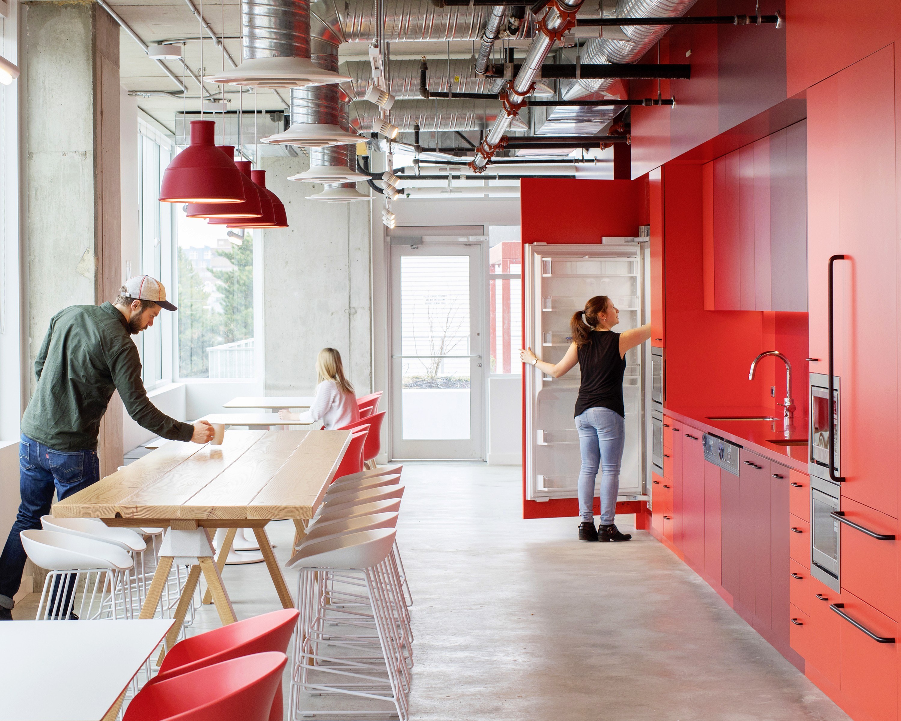 Материала любых помещений при. Интерьер кухни в офисе. Кухонное пространство в офисе. Помещение в Красном стиле. Дизайнер помещений.