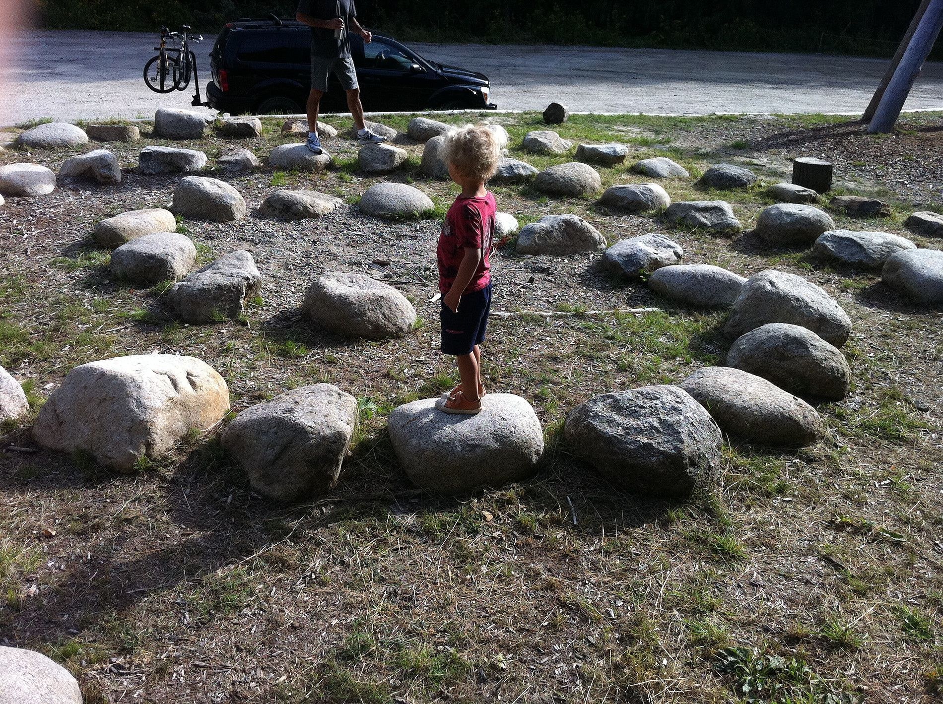 Play natural. Валуны на детской площадке. Камни на детской площадке. Галька для детской площадки. Площадка из булыжника.