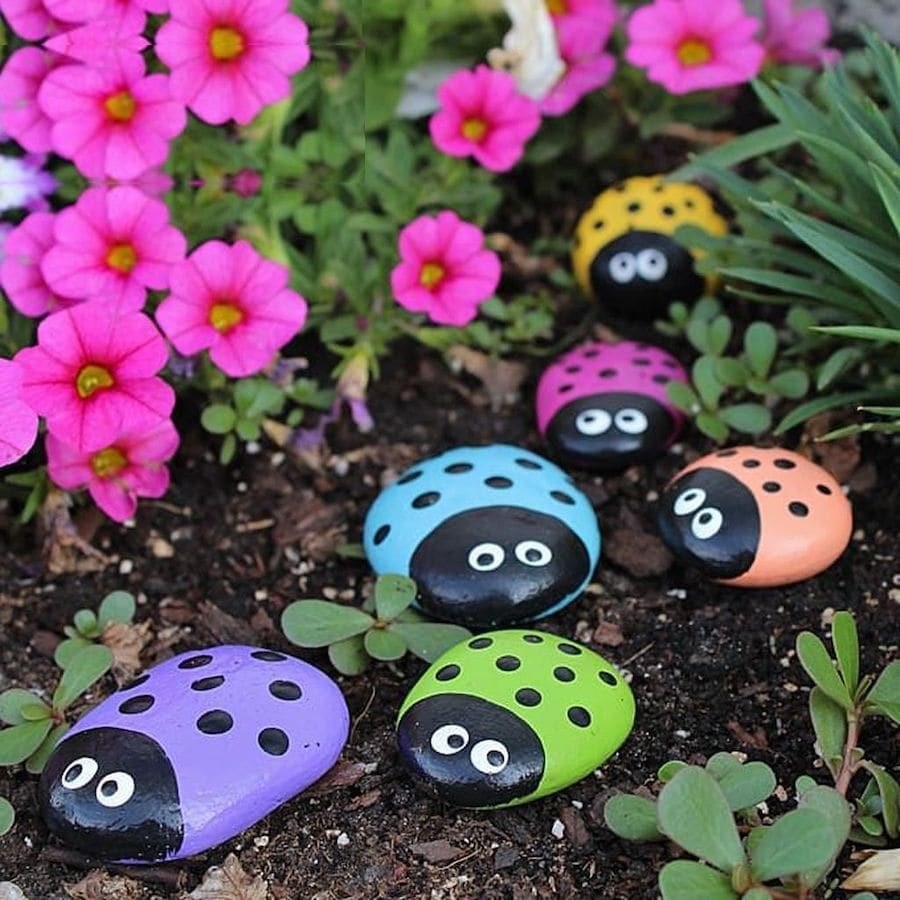 Декор из камней для сада