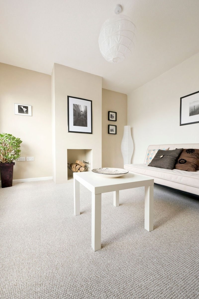 Бежевые стены и белая мебель