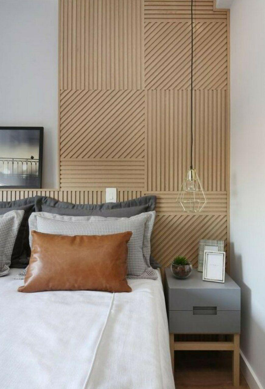 деревянные рейки в спальне на стене интерьере