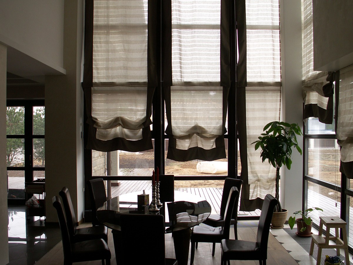 Шторки кафе. Римские шторы на высокие окна. Римские шторы в ресторане. Римские шторы на панорамные окна. Занавески кафе.