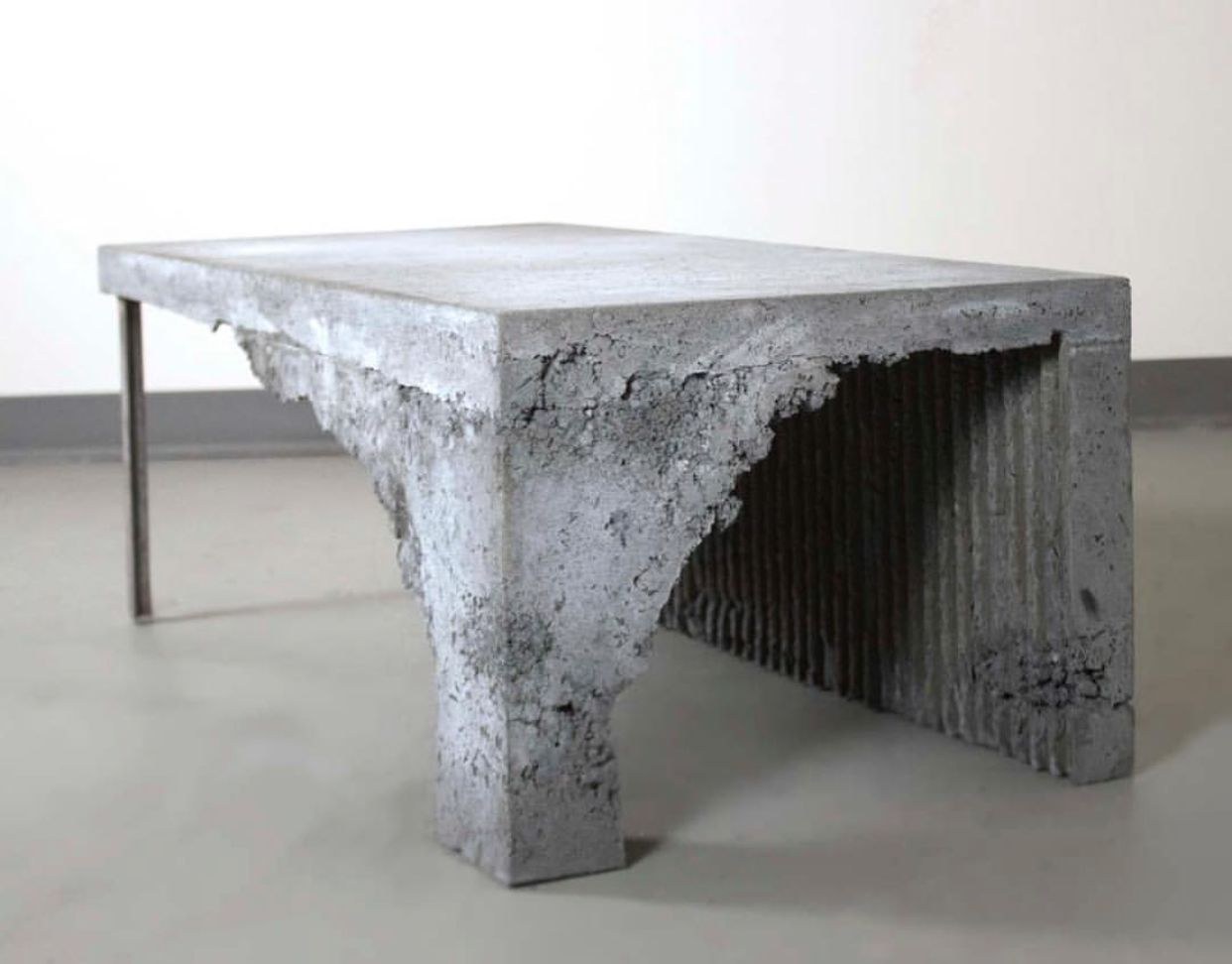 More concrete. Хардкея мебель из бетона. Стол из бетона. Дизайнерский стол из бетона. Столик лофт из бетона.