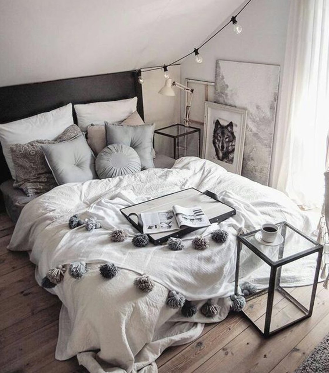 Интересная постель. Уютная красивая кровать. Красивая ую ная кровать. Спальня в стиле. Спальня в уютном стиле.
