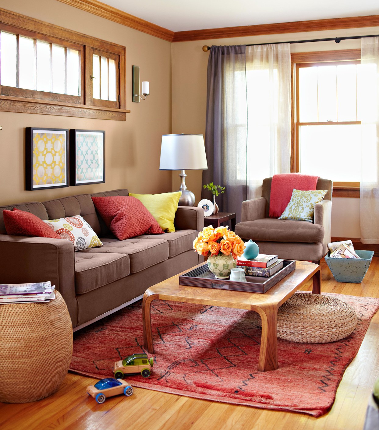 Разная мебель в разных комнатах. Цветовые сочетания в интерьере. Цветовая гамма для гостиной. Цветовые решения в интерьере. Цветовая гамма в интерьере.