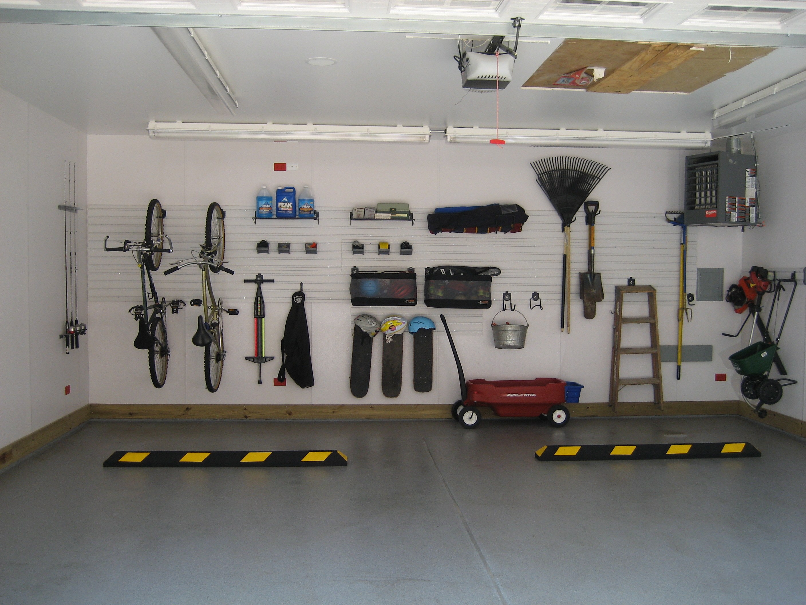 Ремонтный гараж. Обустройство гаража. Оборудование для гаража. Отделка гаража. Дизайнерская отделка гаража.
