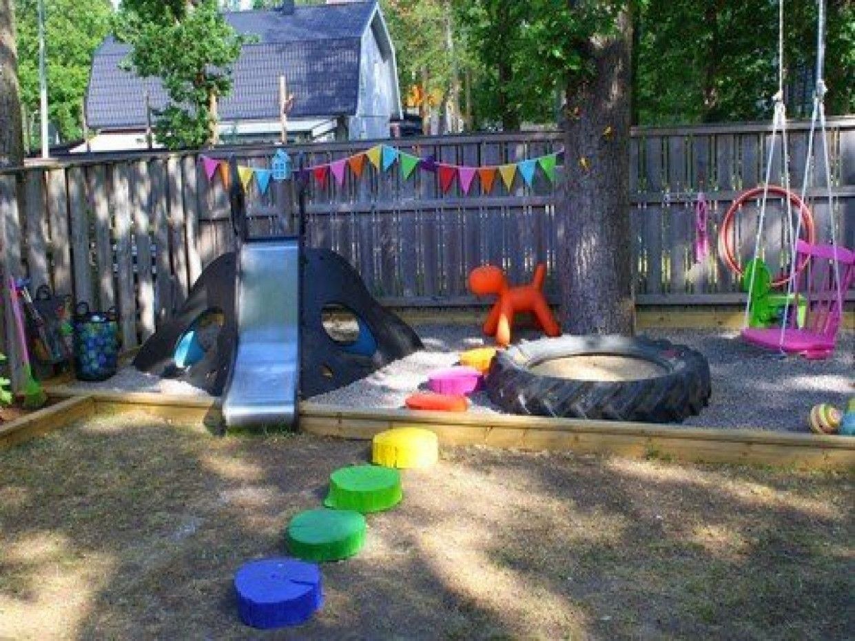 Двор развлечение. Уголок для детей на даче из колес. Идеи для детской площадки. Детский уголок на даче из покрышек. Идеи детской площадки во дворе.
