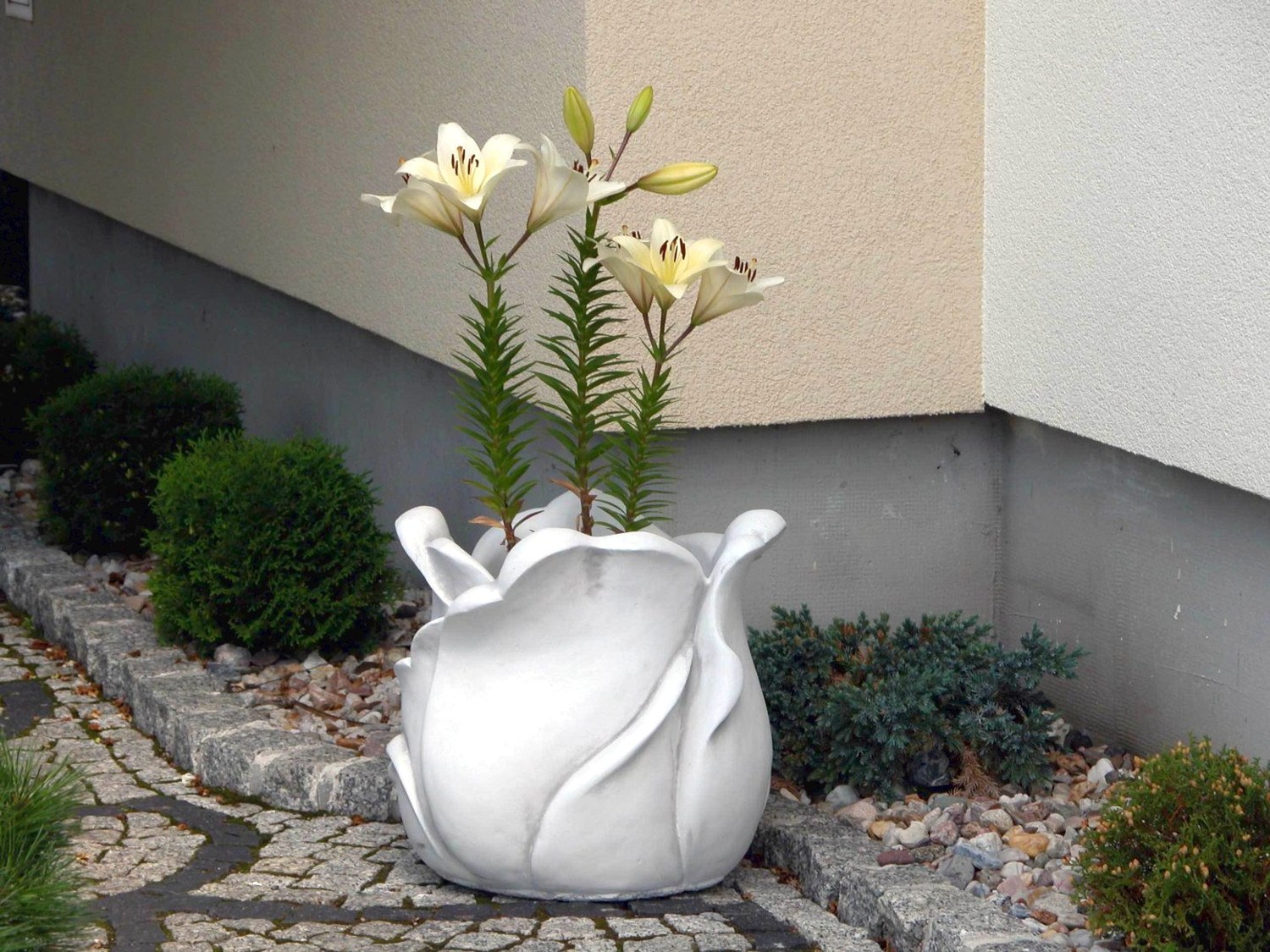 Сделать вазоны для сада. Горшок арт бетон. Необычные кашпо для сада. Необычные горшки для цветов. Бетонные вазы для цветов.