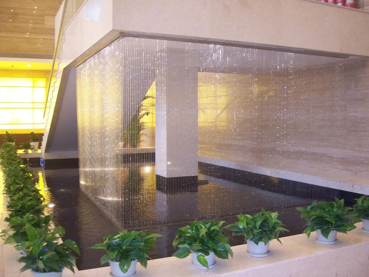 Водопад по другому. Водяная завеса водопад. Водопад по стеклу в интерьере. Искусственный водопад по стеклу. Фонтан в помещении.
