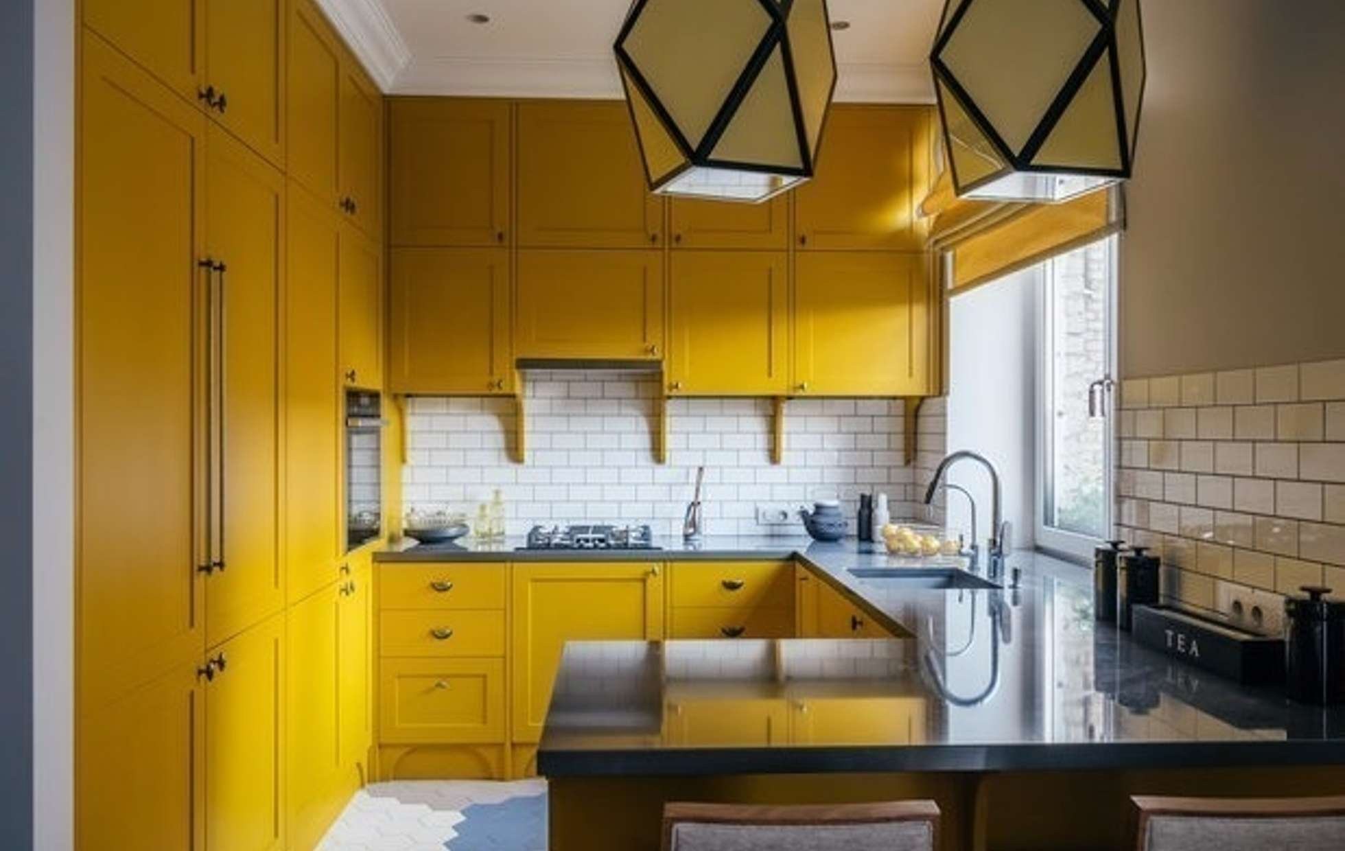 Бело желтая кухня. Горчичная кухня. Желтые кухни. Кухня в желтых тонах. Яркий интерьер кухни.