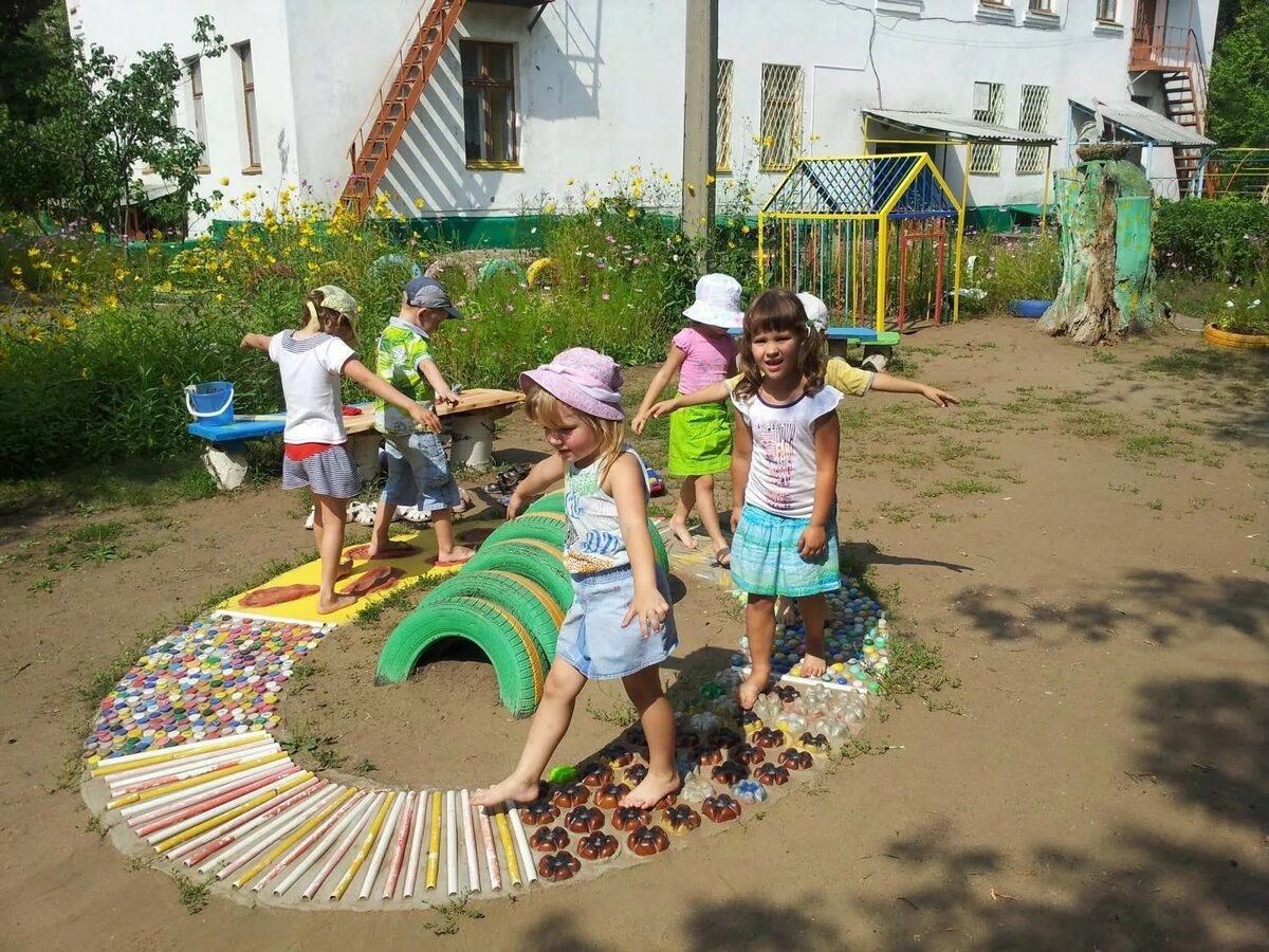 Игровая зона в детском саду на улице
