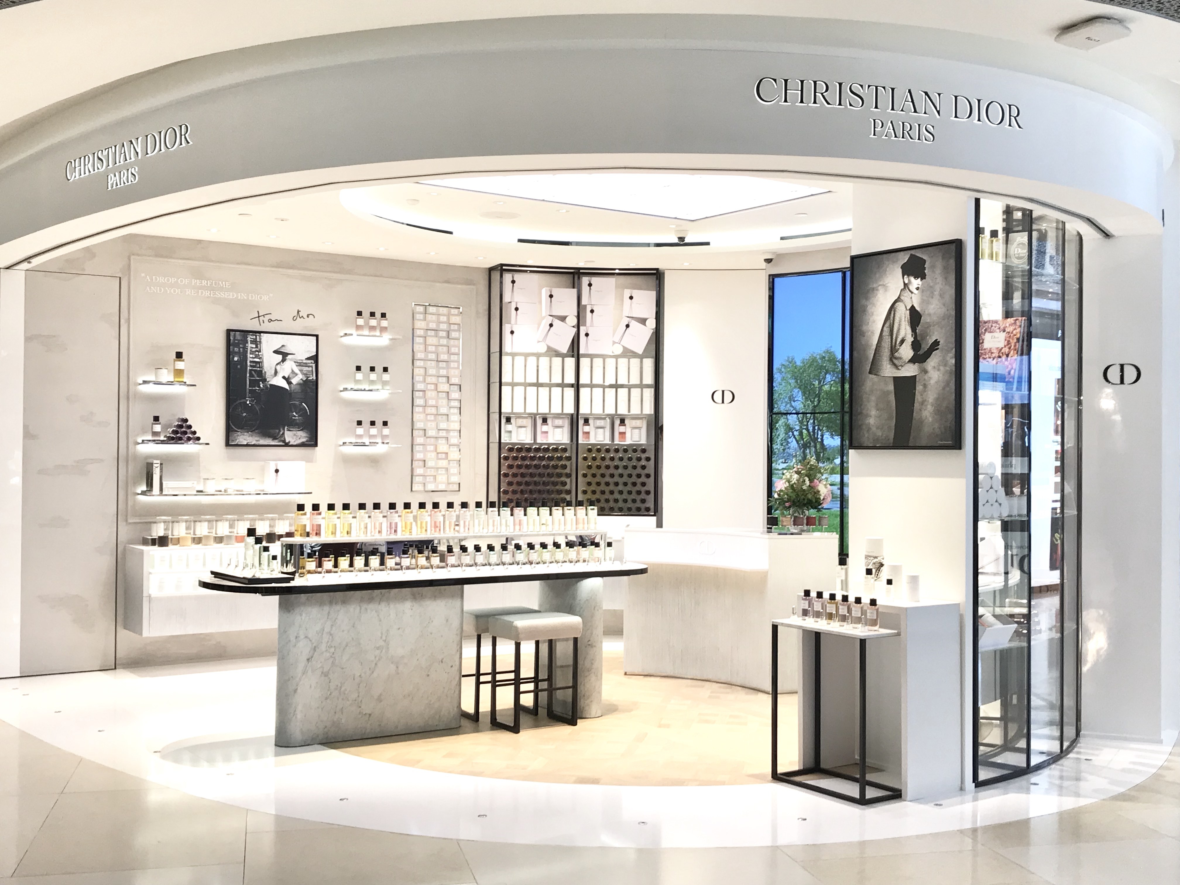 Бутик парфюм интернет. Maison Christian Dior. Кристиан диор Boutique. Бутик Dior Сингапур. Духи диор бутик.