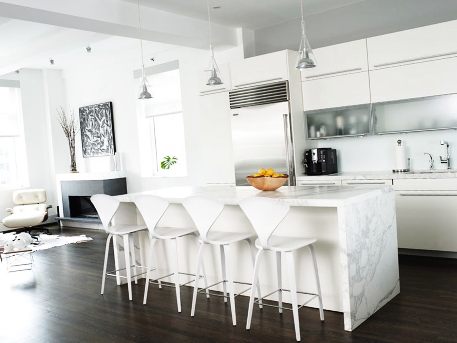 Дизайн белой кухни гостиной. Белый цвет в интерьере. Белые кухни. Белая кухня в интерьере. Интерьер кухни в белом цвете.