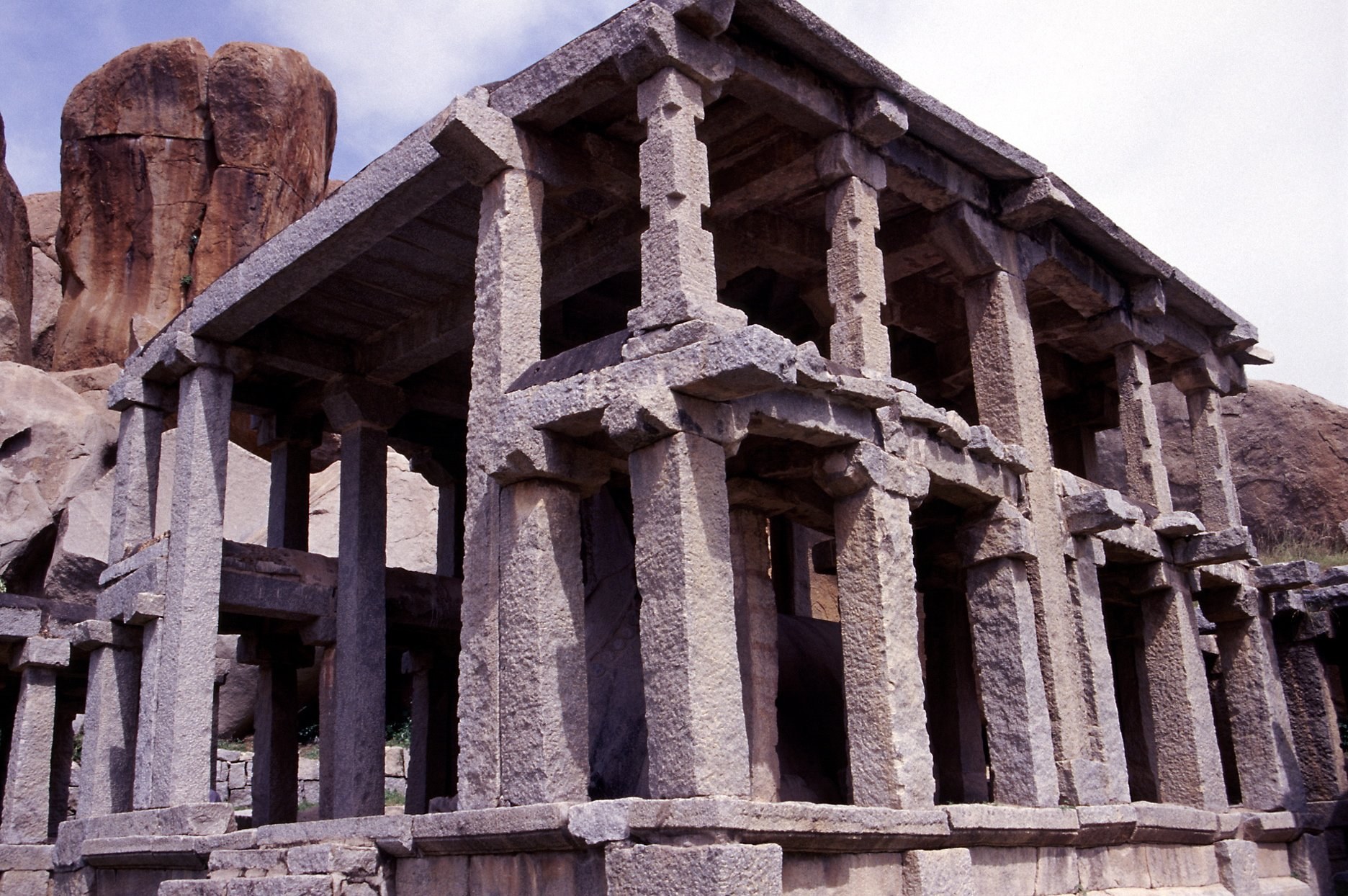 Храм сохранился до наших дней почти. Мегалитические постройки Индии. Древняя Индия мегалитические постройки. Древние мегалиты Индии. Загадочные руины Хампи.