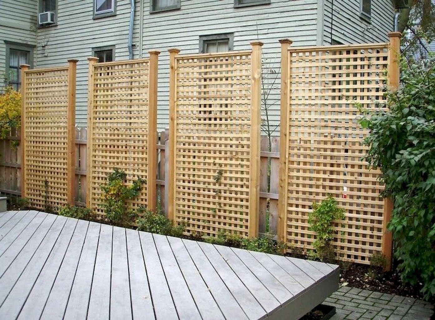 Закрытый забор на даче. Деревянный забор. Забор из реек деревянных. Решетчатый забор деревянный. Деревянный заборчик для сада.