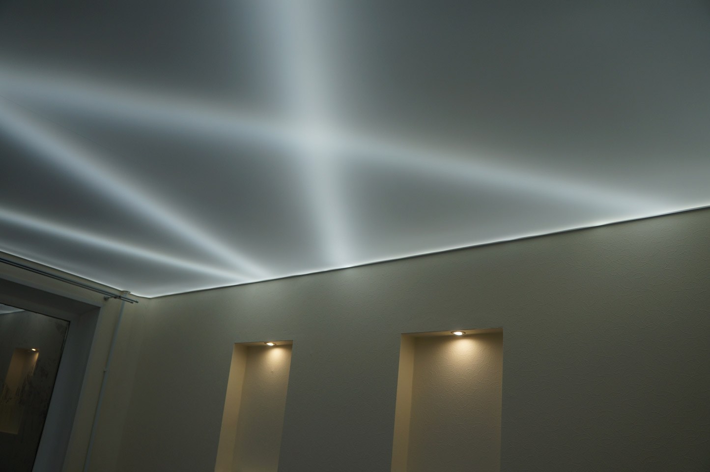 Натяжной потолок светодиоды. Потолок с подсветкой. Натяжные потолки с подсветкой. Натяжной потолок со светодиодной подсветкой. Светопрозрачный натяжной потолок.
