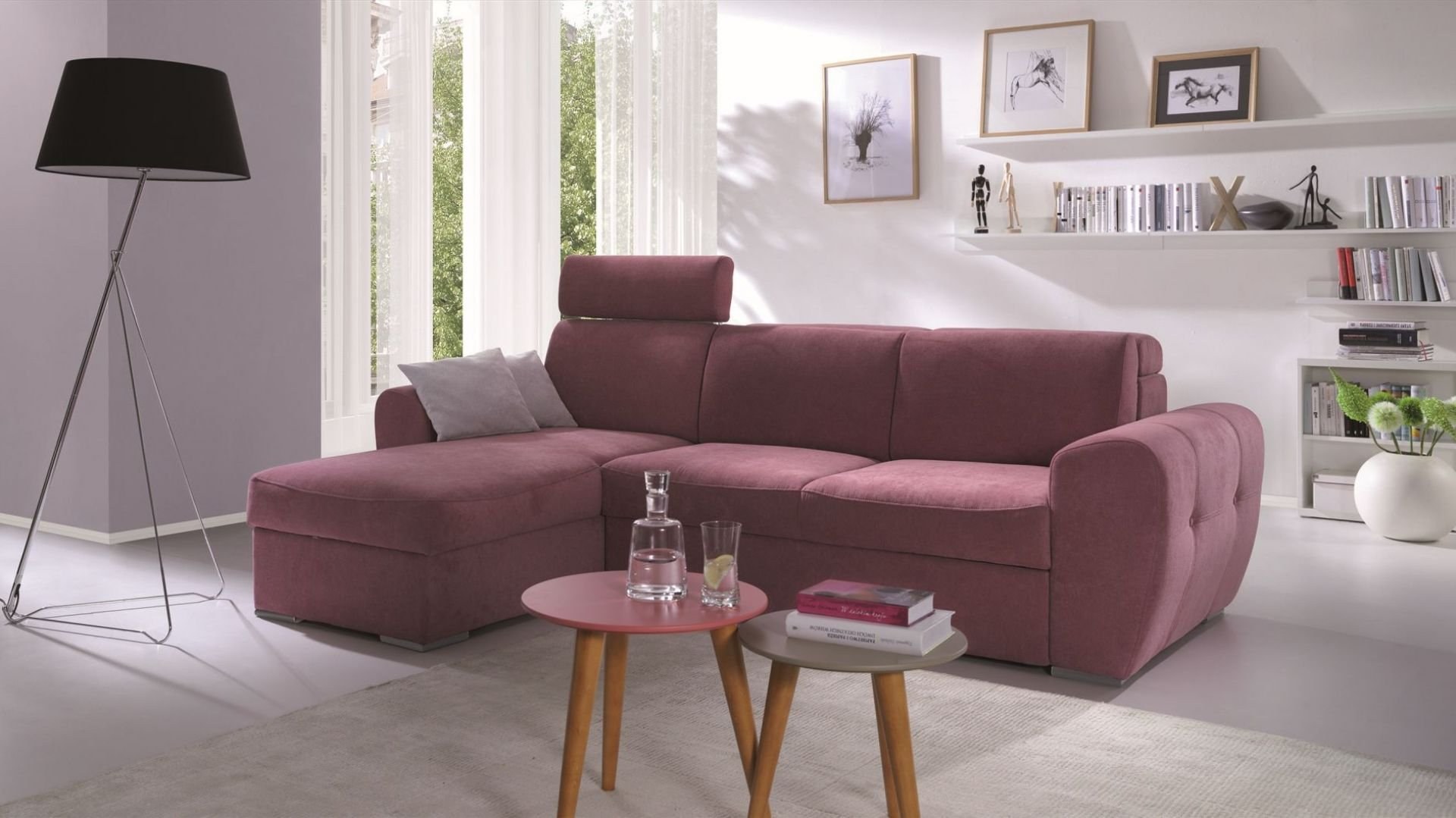 диван в розовых тонах