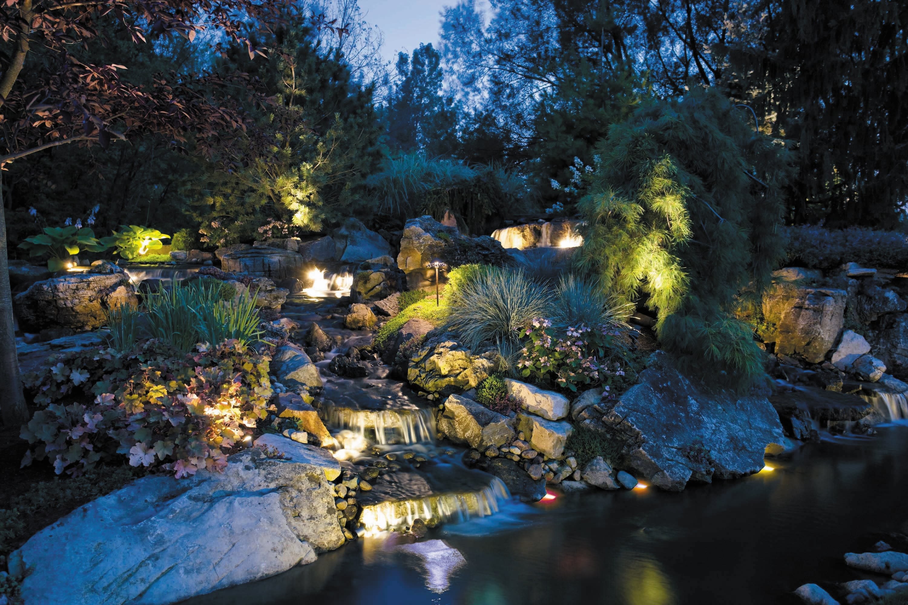 Освещенность водоемов. Декоративное освещение ландшафта. Декоративное освещение водоема. Подсветка ручья на участке. Подсветка водоемов в саду.