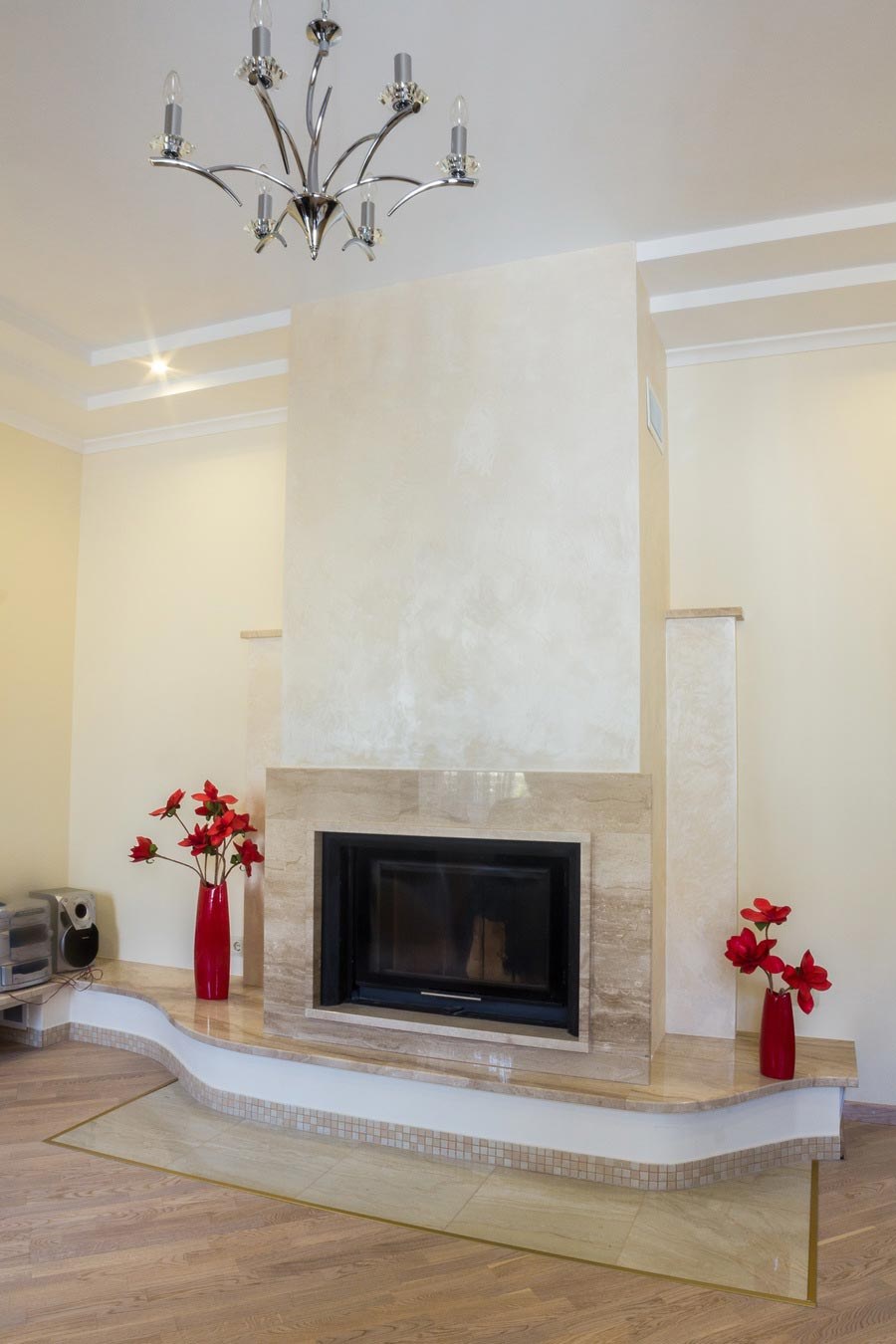 Современный камин из мрамора