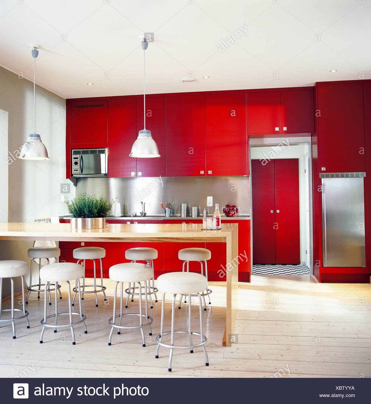 белая кухня с красными стульями