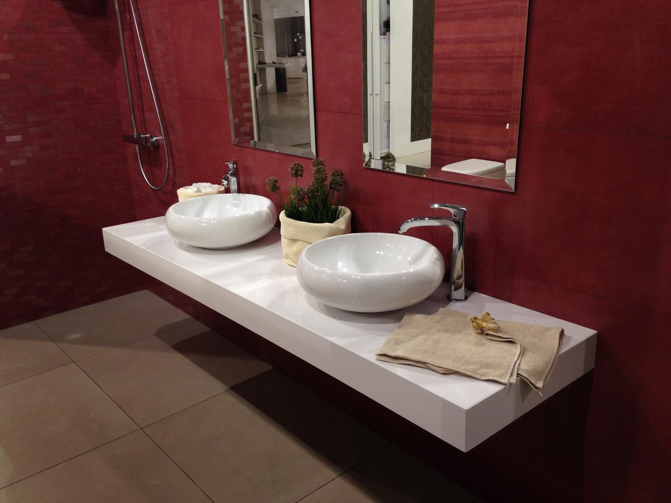 Раковина под искусственный камень в ванной. Столешница в ванную. Столешница в ванную под раковину. Раковина в ванную со столешницей. Дизайнерские столешницы для ванной.