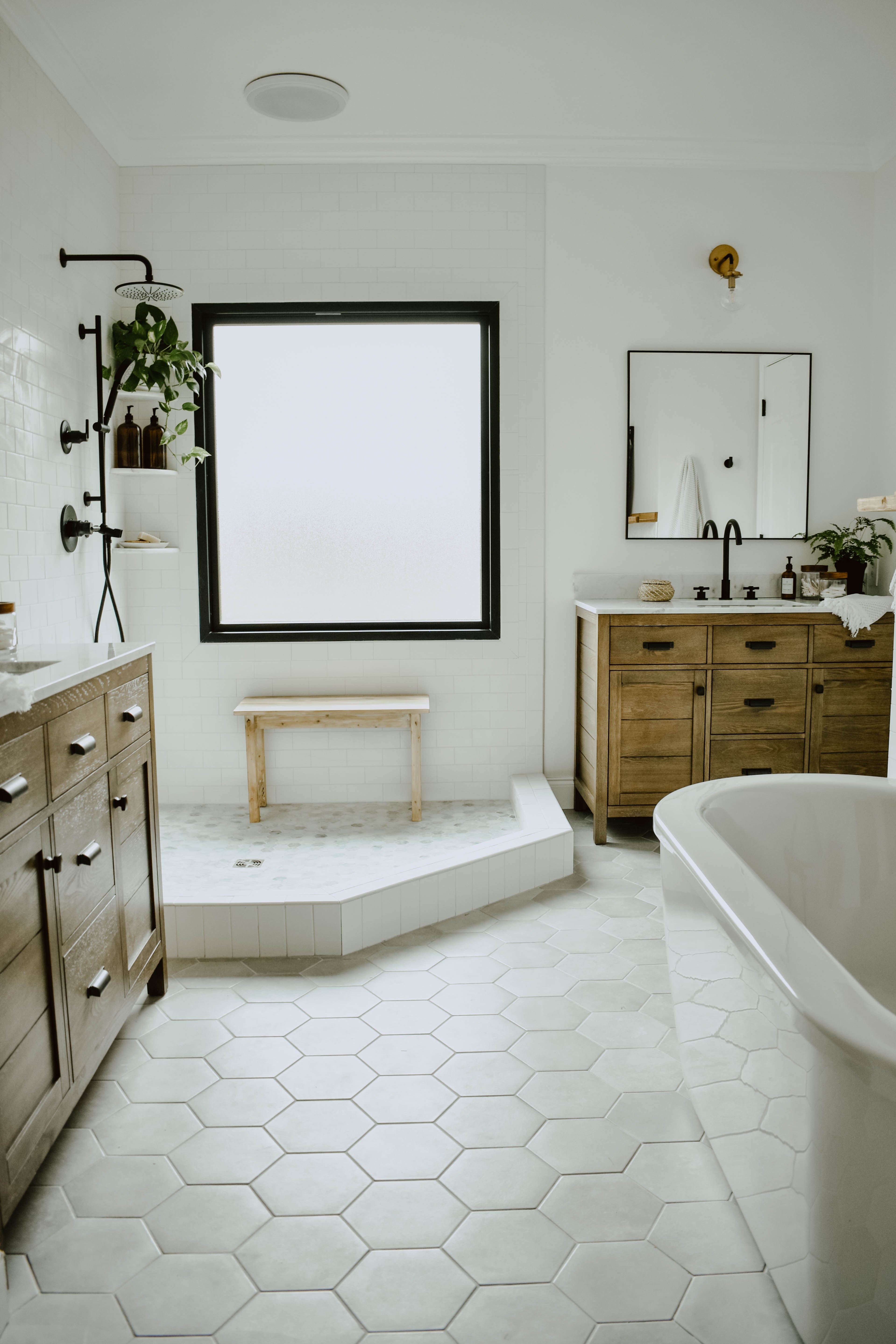 Белая плитка на пол в ванной. Белый пол в ванной. Ванная комната с белыми стенами. Белые стены в ванной. Ванная с белым полом.