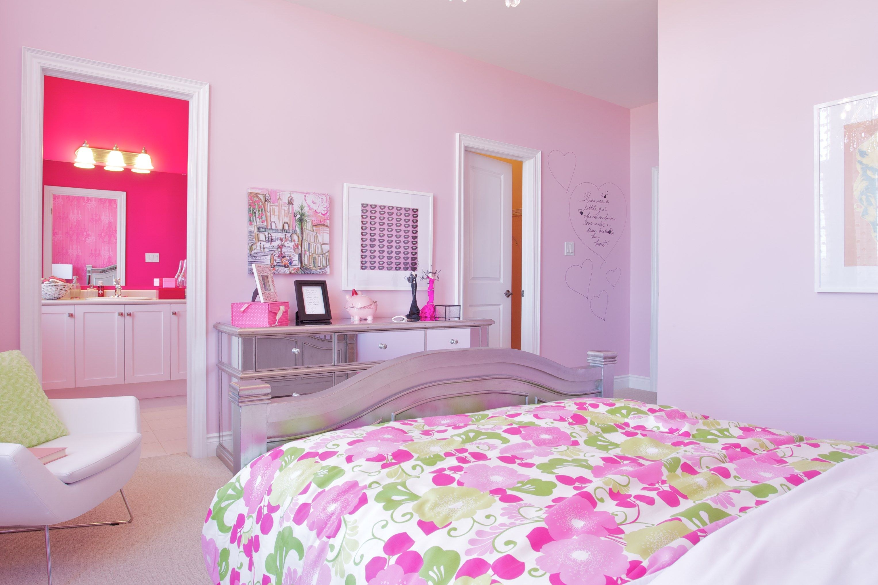 Совсем розовый. Розовая спальня. Спальня в розовых тонах. Розовая комната для девочки. Розовые стены в интерьере.