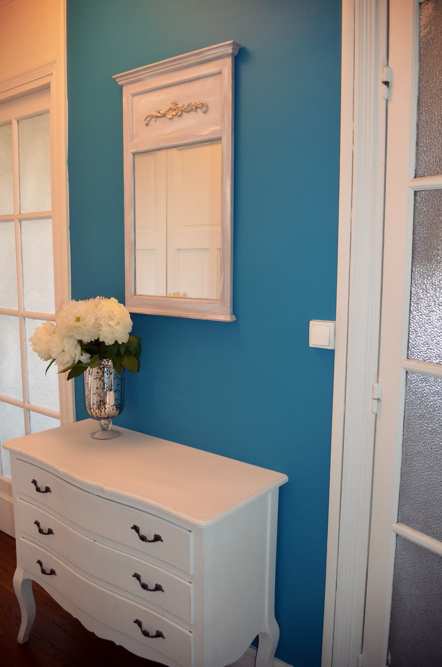 Голубая мебель в прихожей