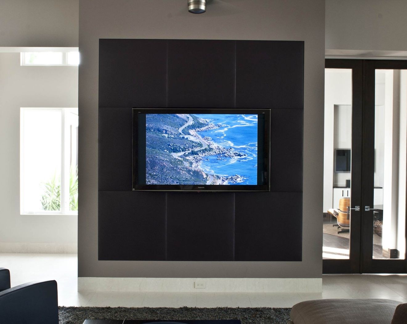 Встроенные каналы в телевизоре. Телевизор встроенный в стену. Телевизор встроен в стену. Встраиваемый телевизор. Панель для телевизора.