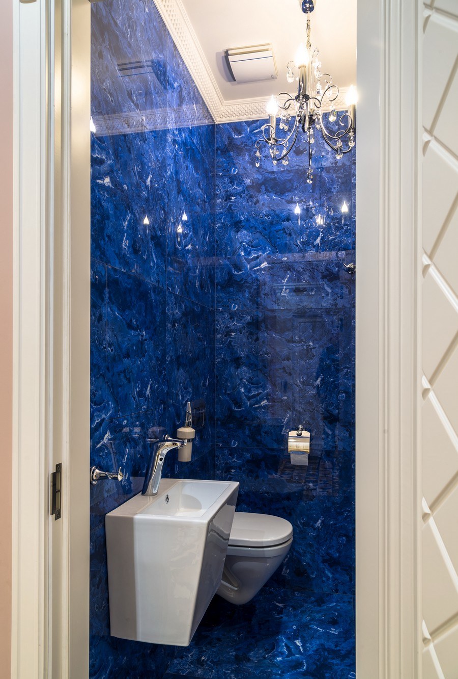 Синяя плитка в туалете