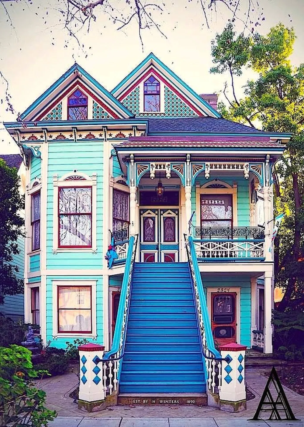 Цветные деревянные дома. Голубой деревянный дом. Бирюзовый деревянный дом. Разноцветные деревянные дома.