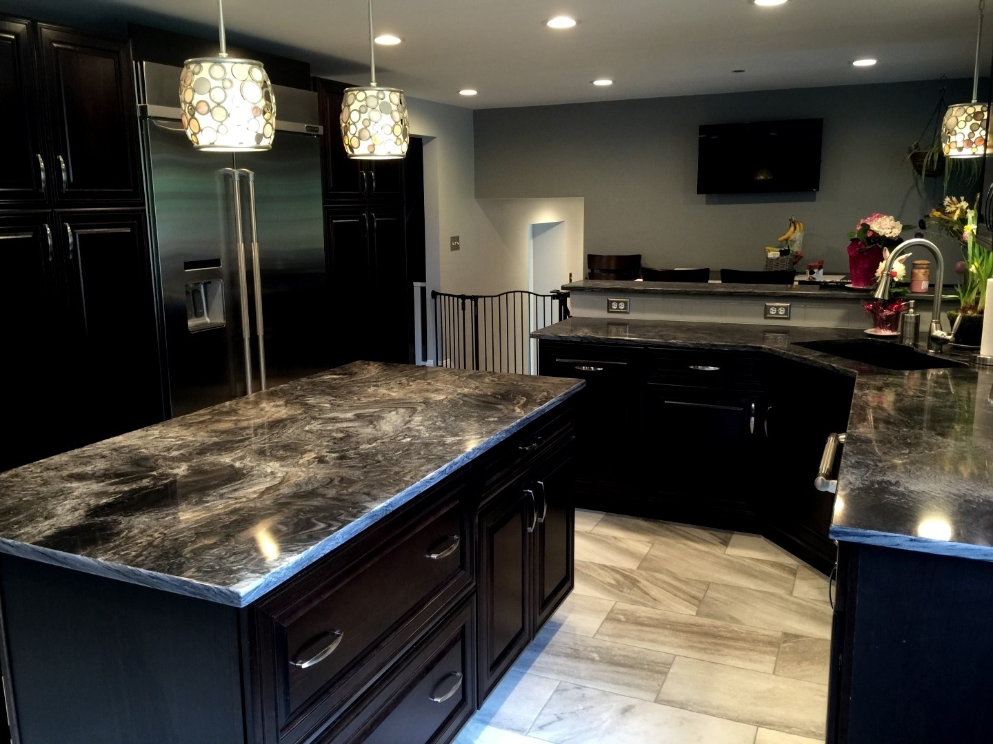 Гранитная столешница. Granite Countertops. Black Granite Countertop. Квартира из гранита черного. Столешница из гранита крупным планом.